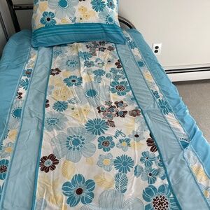 Roxy Twin/Twin XL Comforter, Sham & 2 Decorative Pillows